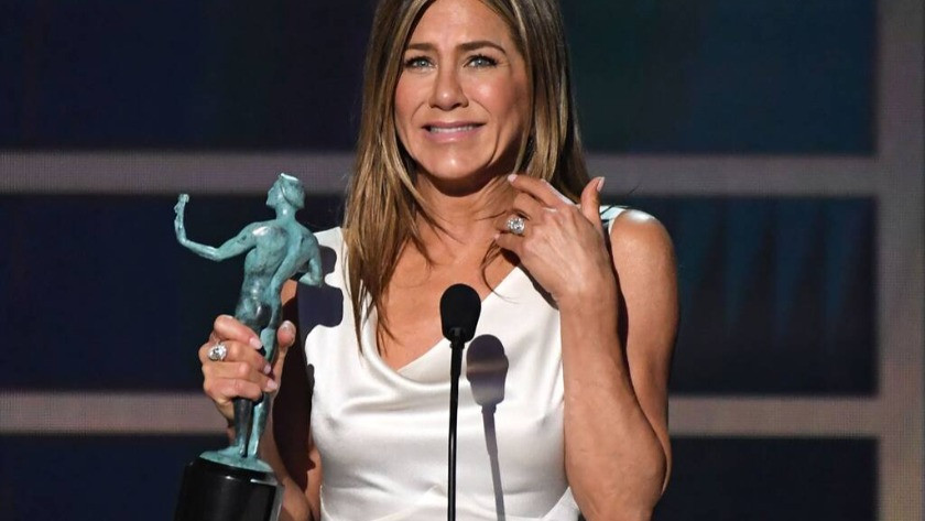 Jennifer Aniston ödül törenine sütyensiz geldi!