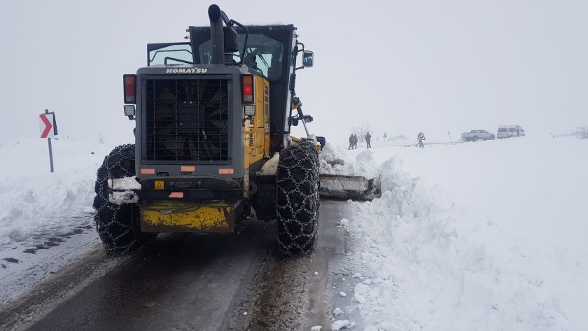 Bingöl'de kardan kapanan 93 köy yolu ulaşıma açıldı