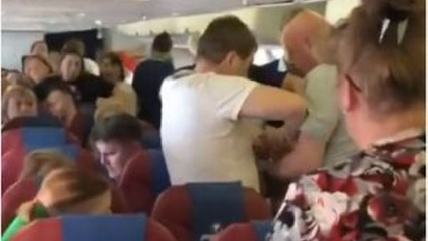 Rusya’da uçakta olay çıkaran yolcuya ‘bantlı’ müdahale