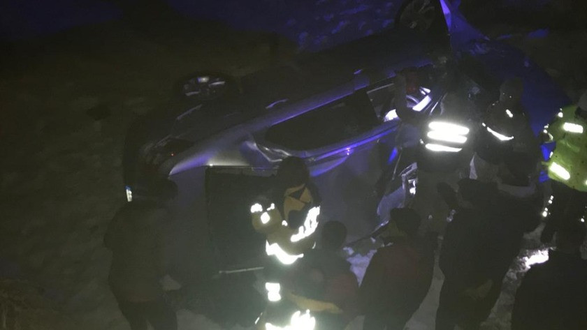 Şarampole devrilen otomobildeki 2 kişi yaralandı
