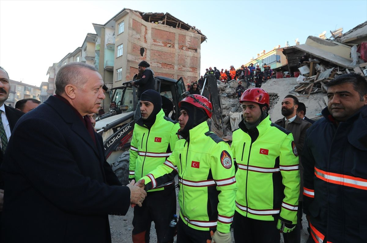 Cumhurbaşkanı Erdoğan deprem bölgesindeki vatandaşlarla - Sayfa 1