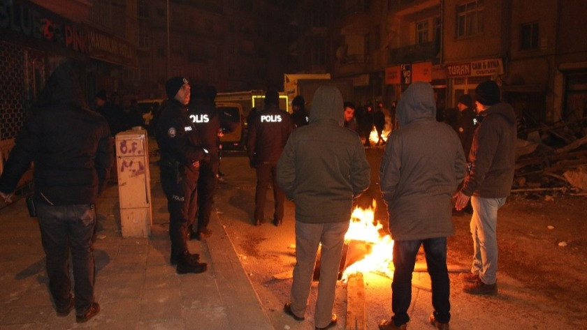 Depremin yaşandığı Elazığ’da vatandaşlar sokaklarda sabahladı