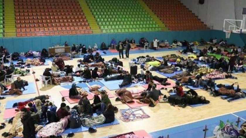Elazığ'da vatandaşlar geceyi böyle geçirdi
