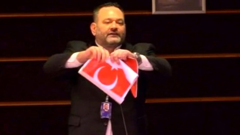 Türk bayrağını yırtan Yunan milletvekiline soruşturma