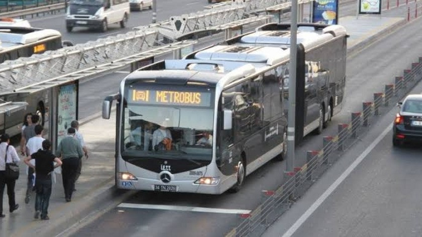 Edirnekapı metrobüs durağında feci kaza: 1 ölü