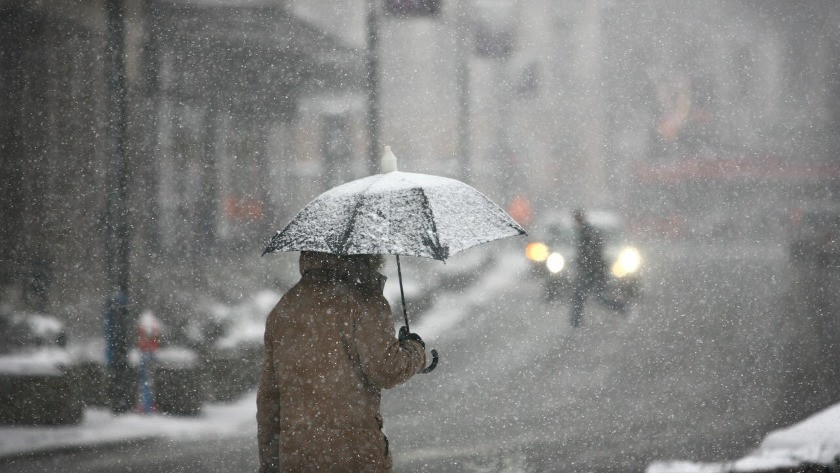 Beklenen kar yağışı başladı ! İstanbul beyaza büründü