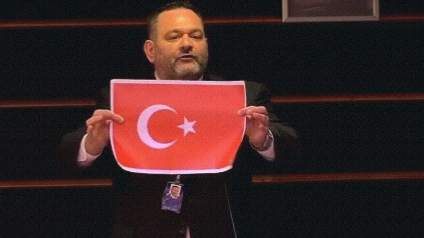 Türk bayrağı yırtan Yunan milletvekili hakkında suç duyurusu