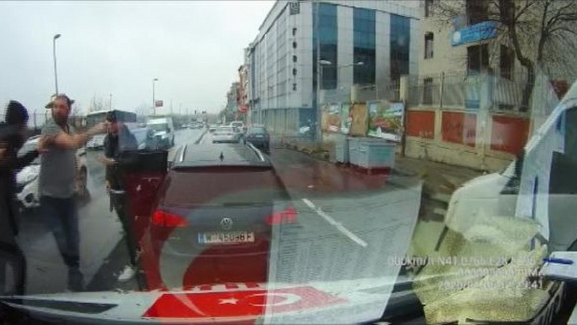 İstanbul'da trafiğikte ambulansa saldırmaya çalıştı