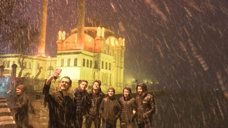 Kar yağışı etkili oldu, İstanbul beyaza büründü ! Seferler iptal oldu - Sayfa 4