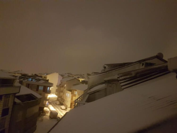 Kar yağışı etkili oldu, İstanbul beyaza büründü ! Seferler iptal oldu - Sayfa 1