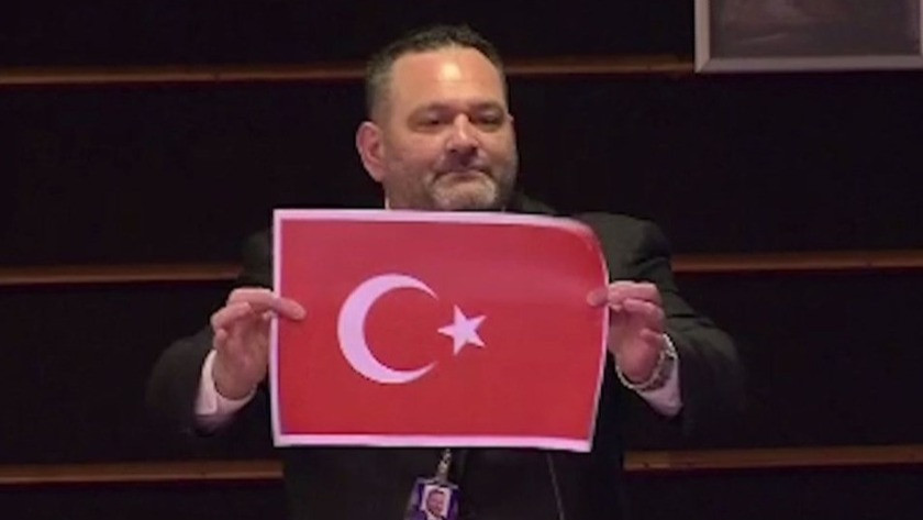 Türk Bayrağı'nı Yunan'a 4 günlük men cezası
