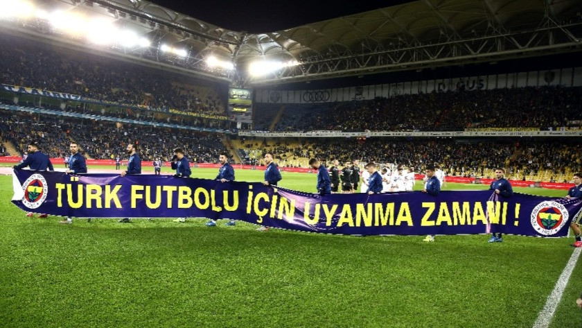 "Türk futbolu için uyanma zamanı" pankartıyla sahaya çıktılar