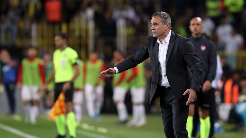 Fenerbahçe taraftarı, teknik direktör Ersun Yanal'ı istifaya çağırdı