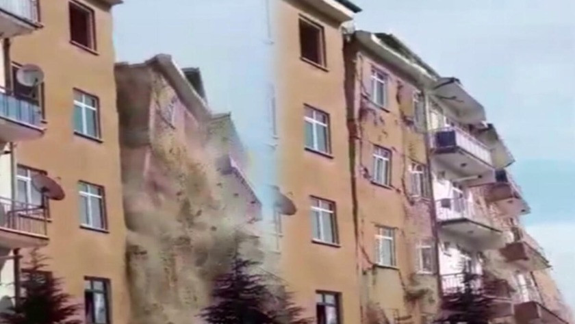 Elazığ'da hasarlı bina, 4.2'lik depremde böyle yıkıldı