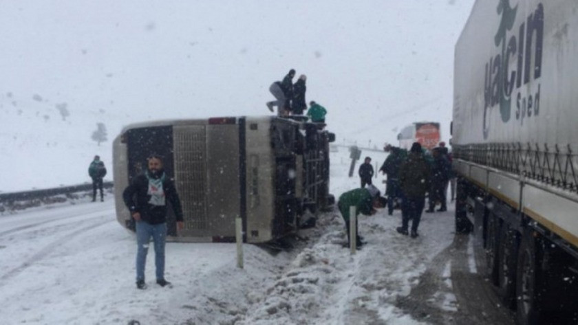 Bursaspor taraftarlarını taşıyan otobüs kaza yaptı!