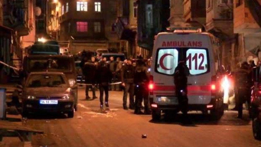 İstanbul Beyoğlu'nda sokak ortasında silahlı saldırı !