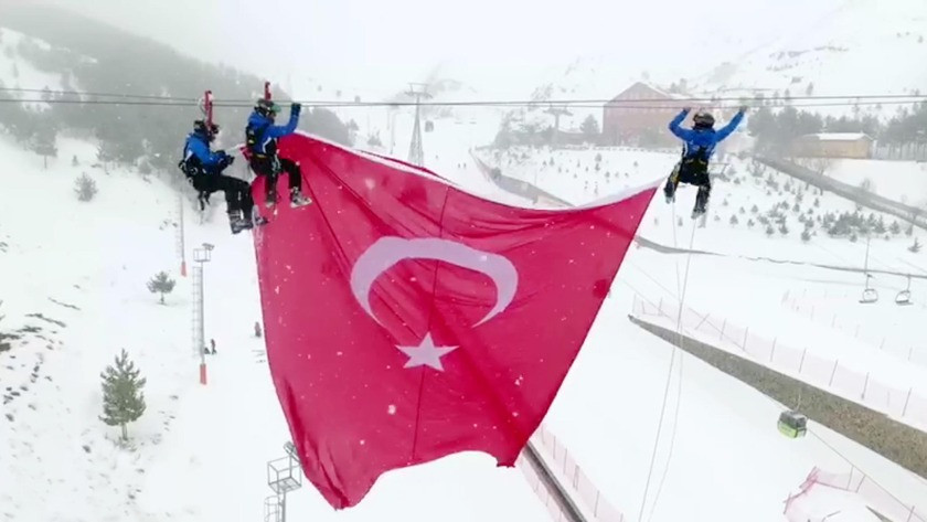 Palandöken'in zirvesinde dev Türk bayrağı