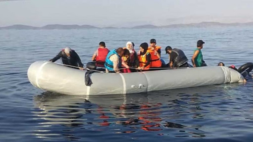 Yunan askerleri mültecilerin botunun hortumunu kesip gitti !