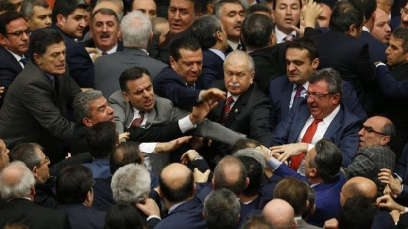 AK Parti ve CHP'li vekiller mecliste birbirine girdi !