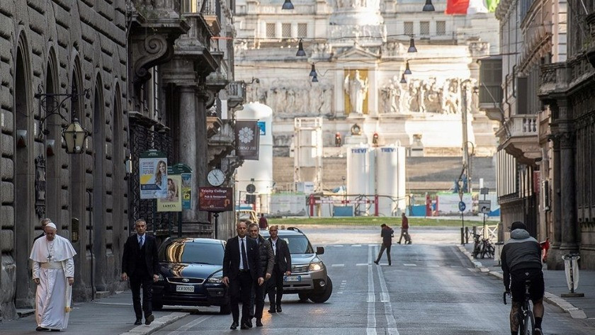 Papa Roma sokaklarında gezerek dua etti