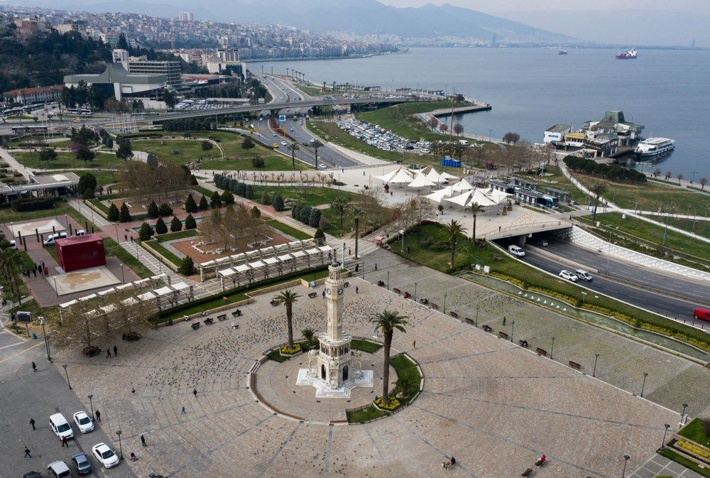 İzmir'de boş meydanlar drone ile görüntülendi! - Sayfa 1