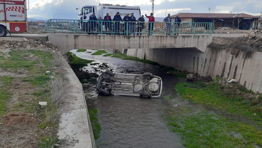 Otomobil, su kanalına düştü: 2 yaralı