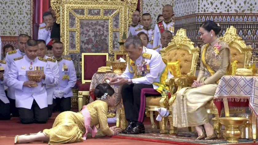 Tayland Kralı halkı çıldırttı! 20 kadınla kendini otele kapattı