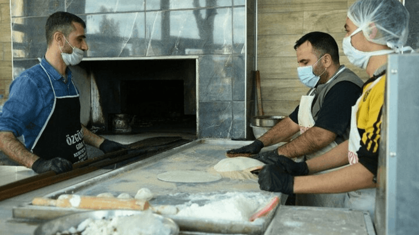 Şanlıurfa'da mahalle fırıncısı işsizlere ücretsiz ekmek veriyor!