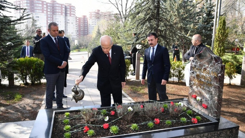 Devlet Bahçeli Alparslarn Türkeş’i mezarı başında andı