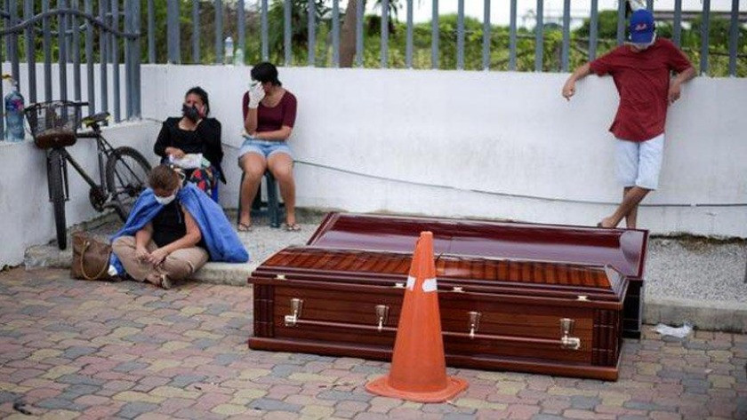 Ekvador'da polis cenazeleri evlerin önüe bırakmaya başladı