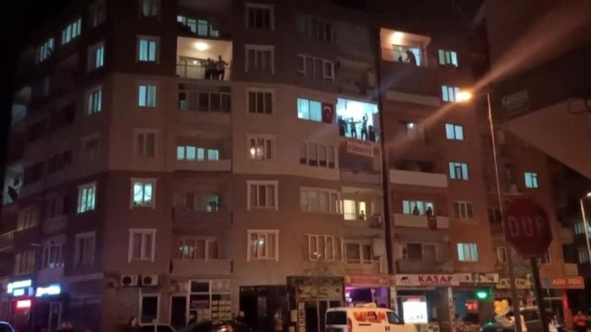 Denizli'de vatandaşlar evde kal çağrısına uyup balkonda göbek attı