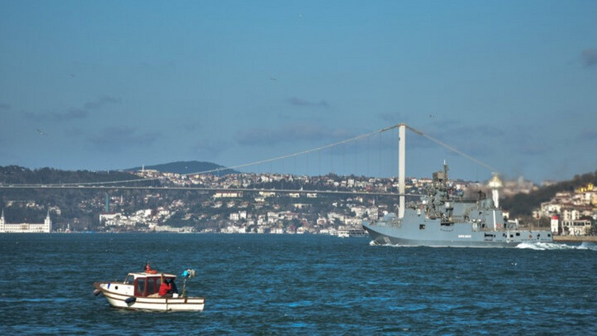 İstanbul Boğazı'nda hareketli anlar! Rus savaş gemileri...