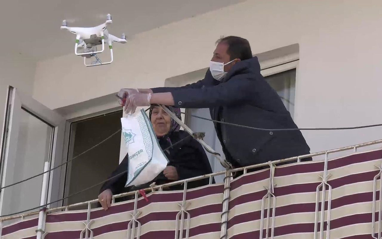 Aksaray Belediyesi 65 yaş üstü kişilere drone ile maske dağıttı! - Sayfa 1