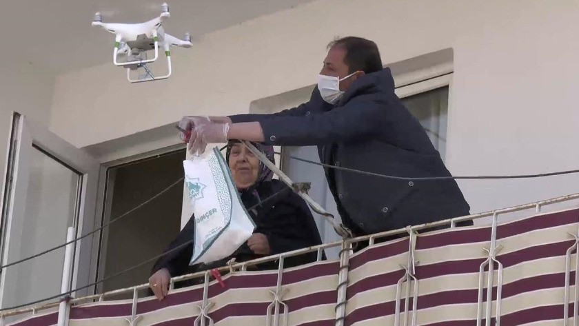 Aksaray Belediyesi 65 yaş üstü kişilere drone ile maske dağıttı!