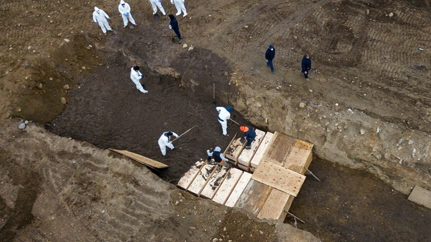 New York'ta koronavirüs kurbanları toplu mezarlara gömülüyor!