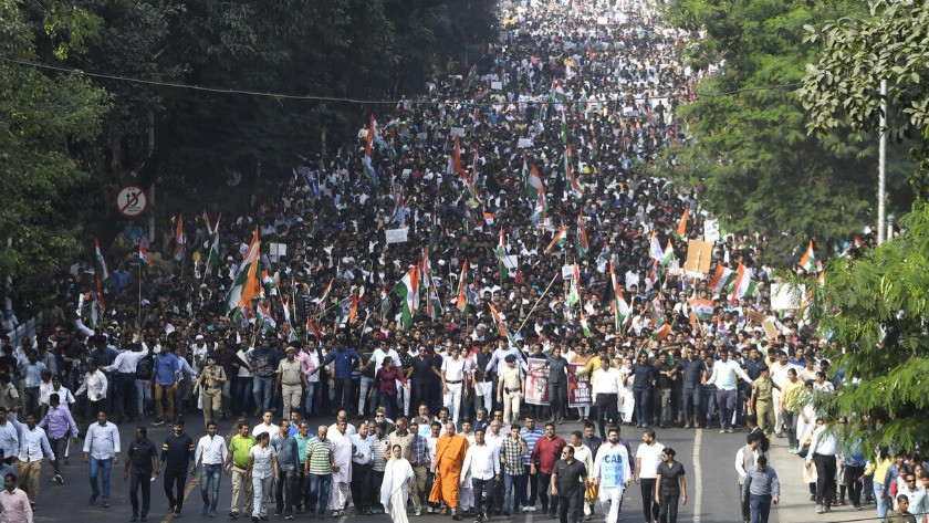 Hindistan'da halk ayaklandı! Sokağa çıkma yasağını protesto ettiler