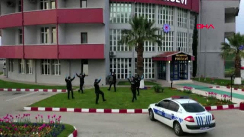 Zonguldak Polisi sosyal mesafe kuralına uyarak böyle zeybek oynadı