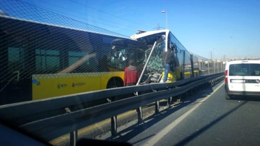 İstanbul'da iki metrobüs kafa kafaya çarpıştı !