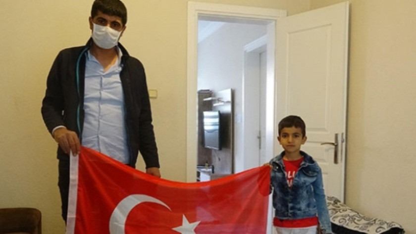 Türk Bayrağı isteyen çocuğa jandarmadan anlamlı yardım