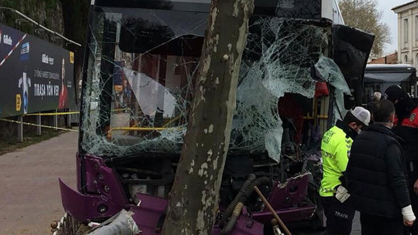 İstanbul'da feci kaza! İETT otobüsü ağaca çarptı