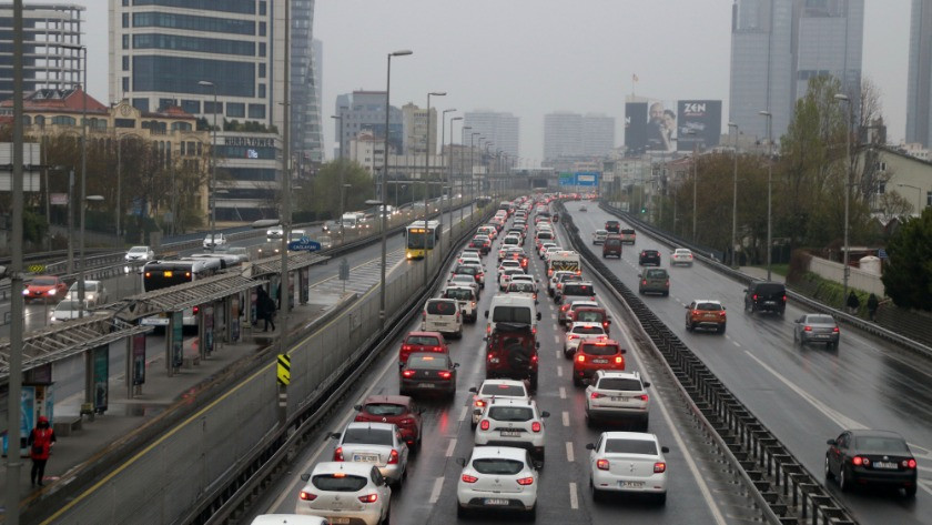 Koronavirüs yasaklarına rağmen İstanbul'da trafik yoğunluğu
