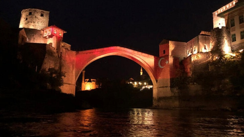 Mostar Köprüsü'ndeki Türk Bayrağı görenleri hayran bıraktı