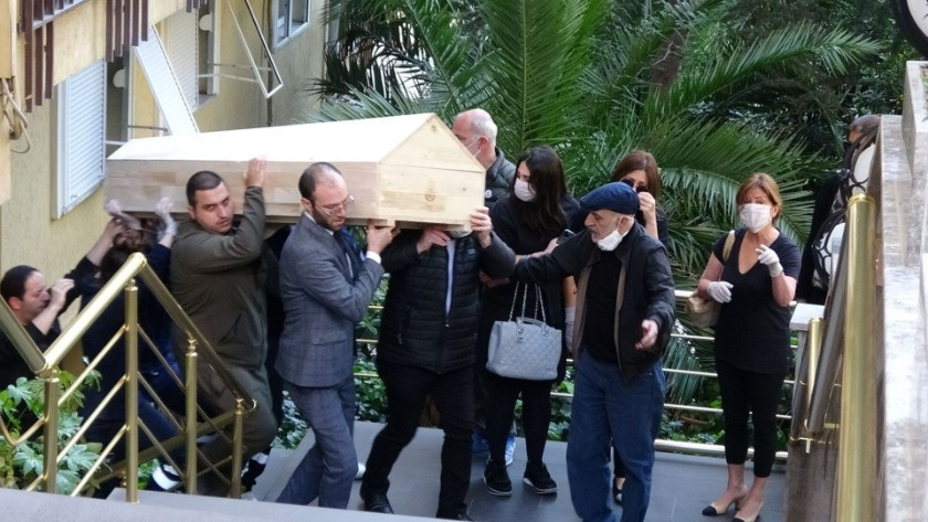 Nur Yerlitaş'ın cenazesi evinden böyle çıkartıldı