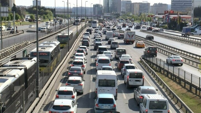 Yasağa saatler kala İstanbul trafiğinde yoğunluk yaşanmaya başlandı