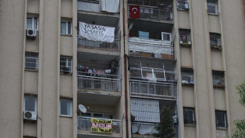 Balkonlardan alkış ve sloganlarla 1 Mayıs kutlanıyor
