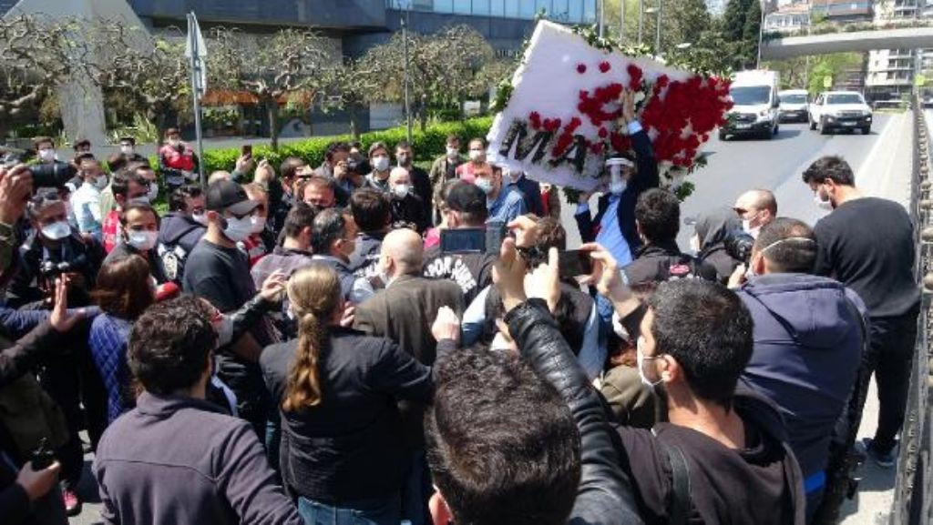 Taksim'de sosyal mesafesiz 1 Mayıs yürüyüşüne polis müdahalesi ! - Sayfa 1