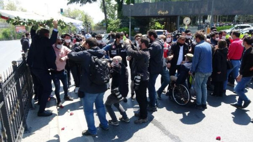 Taksim'de sosyal mesafesiz 1 Mayıs yürüyüşüne polis müdahalesi ! - Sayfa 3