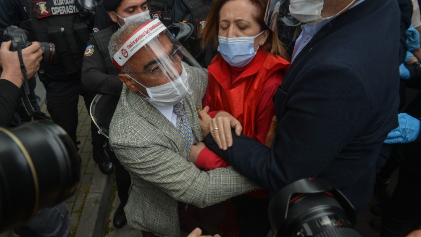 Taksim'e çelenk bırakmak isteyen DİSK yöneticileri gözaltına alındı