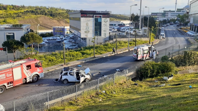 TEM Otoyolu'nda bariyerleri aşan araç yan yola uçtu: 1 ölü, 1 yaralı