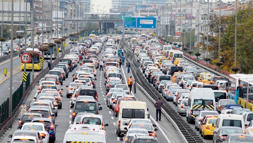 İstanbul'da koronaya rağmen trafik yoğunluğu oluştu